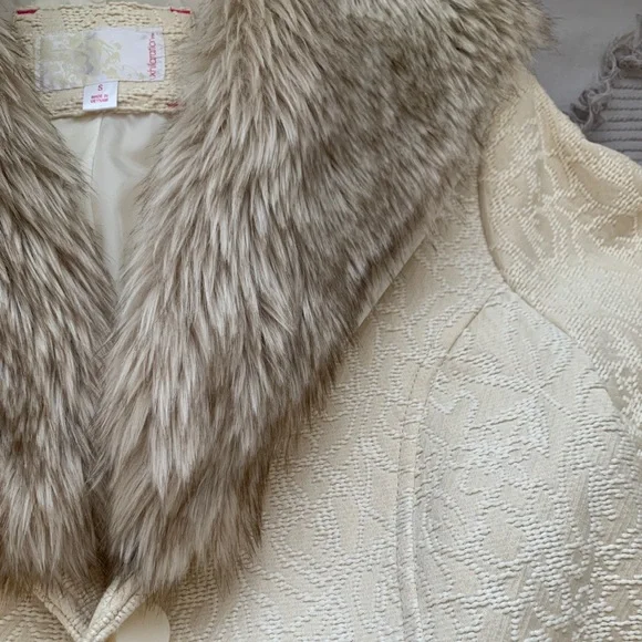 Xhilaration Women’s Beige Winter Coat with Faux Fur - Picture 4 of 7